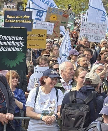 almanyada-vatandaslar-hukumetin-enerji-politikalarini-protesto-etti-T5vsNUCg.jpg
