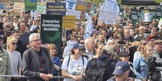 almanyada-vatandaslar-hukumetin-enerji-politikalarini-protesto-etti-T5vsNUCg.jpg