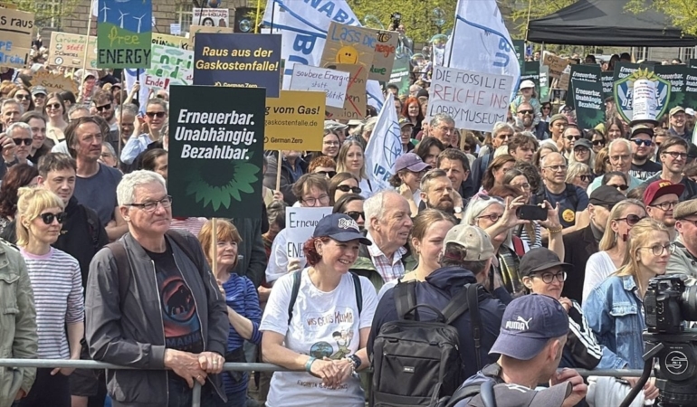 almanyada-vatandaslar-hukumetin-enerji-politikalarini-protesto-etti-T5vsNUCg.jpg