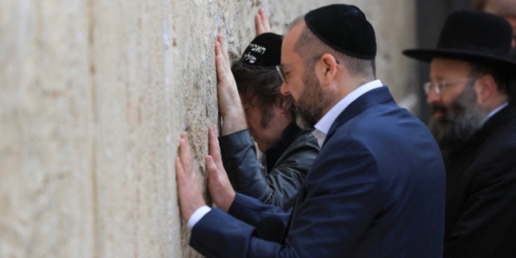 arjantin-basbakani-milei-aglama-duvarini-ziyarette-agladi-68fQQAIx.jpg