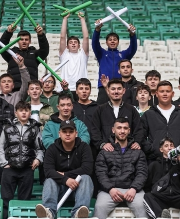 bursaspor-taraftarindan-sampiyonluk-maci-icin-40-bin-kartonluk-koreografi-NluWKe7K.jpg
