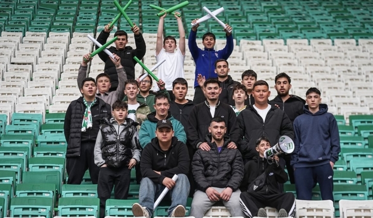bursaspor-taraftarindan-sampiyonluk-maci-icin-40-bin-kartonluk-koreografi-NluWKe7K.jpg