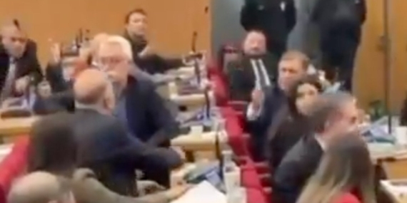 cemil-tugay-ak-partili-kadin-meclis-uyesine-sahtekar-diyerek-parmak-salladi-DubAEnCf.jpg