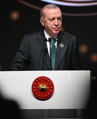 cumhurbaskani-erdoganin-antalyadaki-konusmasi-3-dilde-kitaplastirildi-tiLS9S6j.jpg