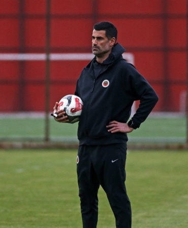 genclerbirligi-tribunleri-volkan-demirel-istifa-U7jVvgQX.jpg
