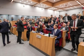 izmir-belediye-meclisinde-ak-partili-ve-chpli-uyeler-arasinda-gerginlik-EvFUxJHi.jpg