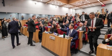 izmir-belediye-meclisinde-ak-partili-ve-chpli-uyeler-arasinda-gerginlik-EvFUxJHi.jpg