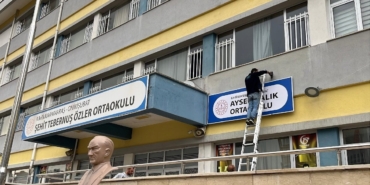 kahramanmarasta-saldirinin-gerceklestigi-okulun-tabelasi-yeni-binaya-asildi-nXJDsd31.jpg