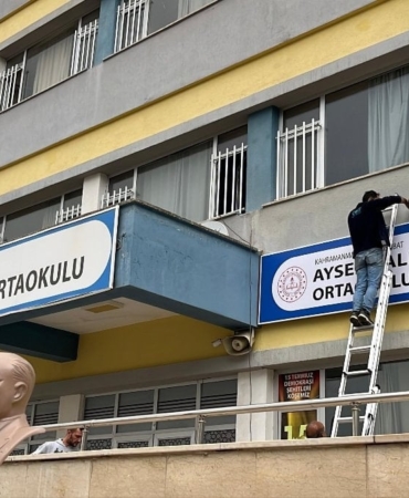 kahramanmarasta-saldirinin-gerceklestigi-okulun-tabelasi-yeni-binaya-asildi-nXJDsd31.jpg