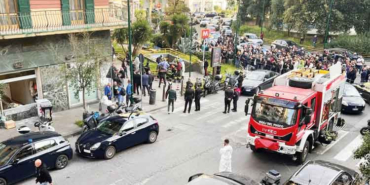 napolide-film-gibi-soygun-25-kisi-rehin-alindi-naKGQ9Mj.jpg