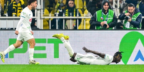 rizesporlu-ali-sowedan-fenerbahceye-5-gol-4nczXglN.jpg