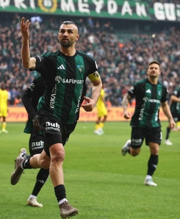 serdar-dursundan-minik-taraftara-jest-P8W43Yav.jpg
