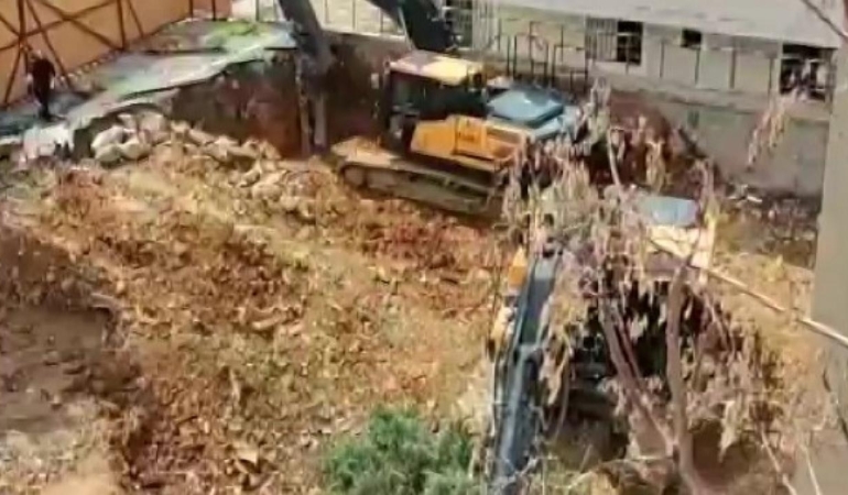 uskudar-belediyesinin-ruhsat-verdigi-insaat-alaninda-agaclar-kesildi-8vUKpsiy.jpg