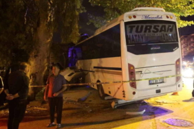 alkollu-surucunun-kullandigi-minibus-is-yerine-daldi-2-yarali-PcJKBPmY.jpg