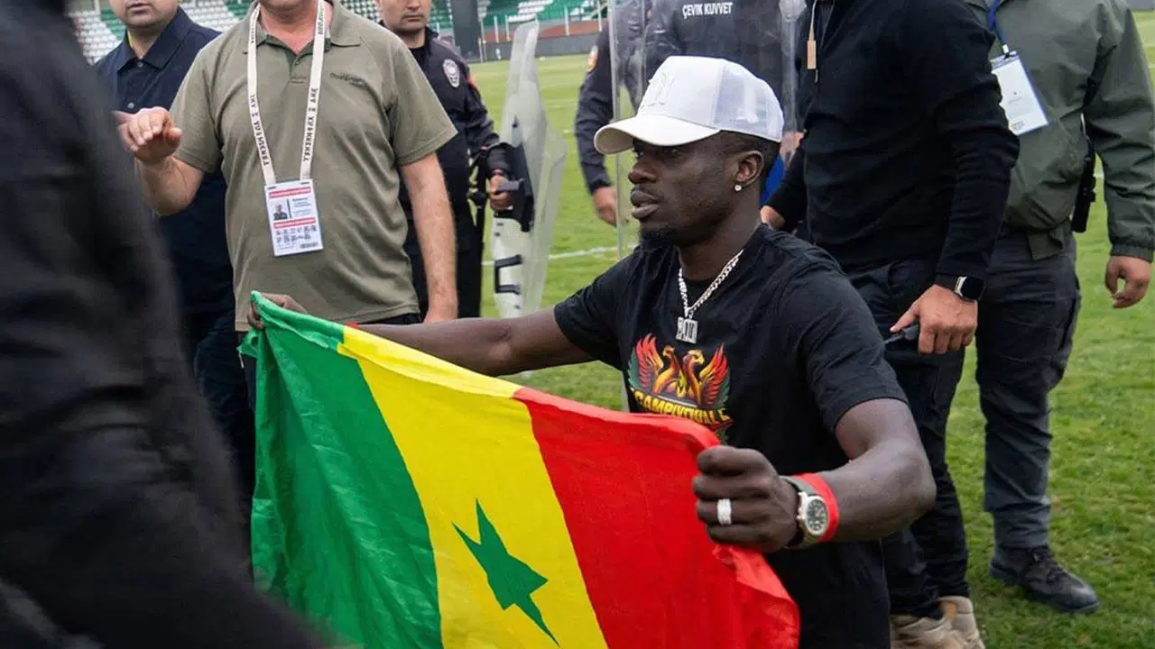 amedsporlu-mbaye-diagnenin-senegal-bayragi-kriz-yaratti-polis-meskenine-gitmis-n1rw9YDC.jpg