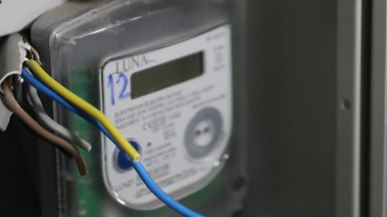 antalyada-bir-garip-olay-ev-sahibinin-borcu-nedeniyle-tum-binanin-elektrigi-kesildi-mWwujYvw.jpg