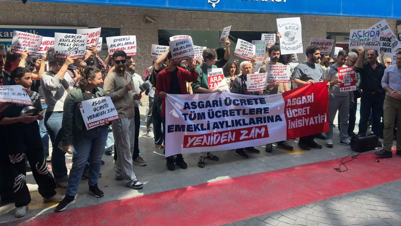 asgari-ucrete-emekli-ayligina-ucretlere-zam-istediler-tencere-tavayla-sokaga-ciktilar-ucPAQDh7.jpg