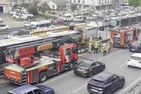 avcilarda-metrobuste-yangin-seferlerde-aksama-yasaniyor-MBmXNZAM.jpg
