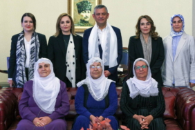 baris-anneleri-heyetinden-chp-lideri-ozgur-ozele-ziyaret-vuy73ISV.jpg