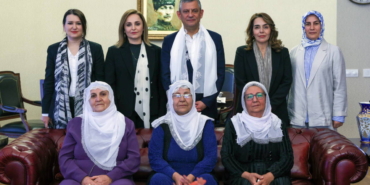 baris-anneleri-heyetinden-chp-lideri-ozgur-ozele-ziyaret-vuy73ISV.jpg