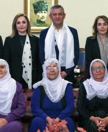 baris-anneleri-heyetinden-chp-lideri-ozgur-ozele-ziyaret-vuy73ISV.jpg