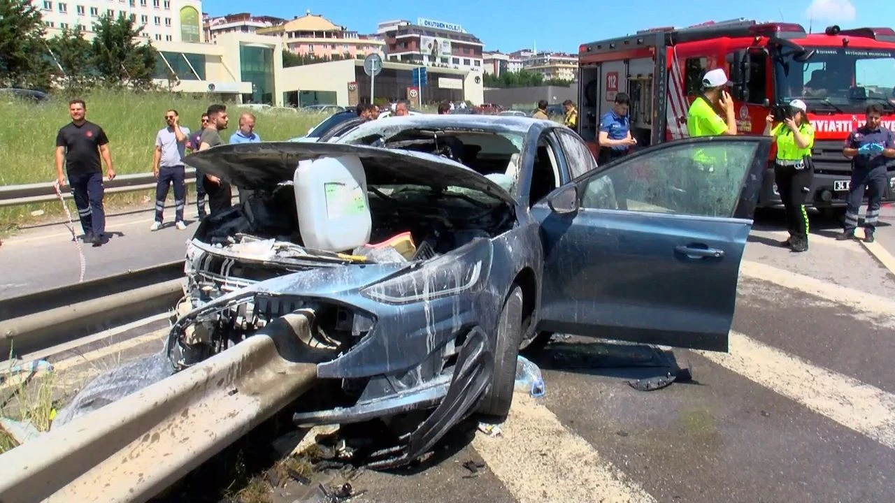 cekmekoyde-bariyere-carpan-otomobilin-s-1331161-395505-2