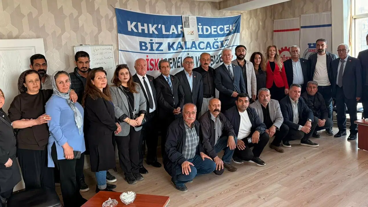 chp-81-ilde-sahada-chp-heyetinden-vanda-isten-cikarilan-iscilere-destek-yXSMmiN7.jpg