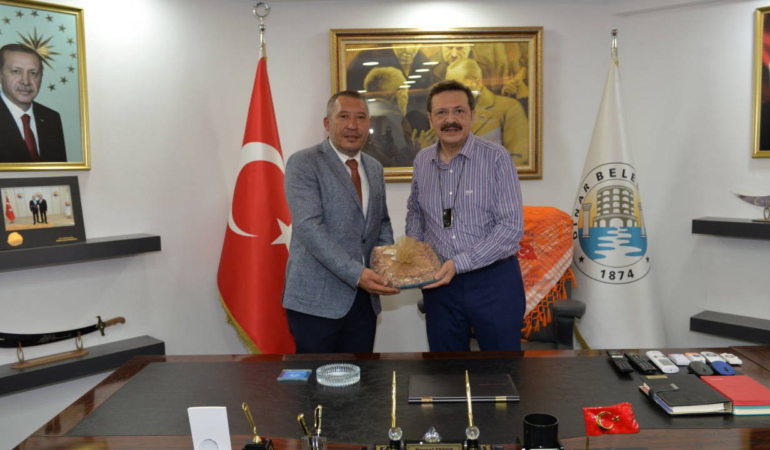 chpden-istifa-edip-akpye-gececegi-soylenen-veysel-topcunun-akp-enkazi-afisi-yeniden-gundemde-O8Kl22kf.jpg