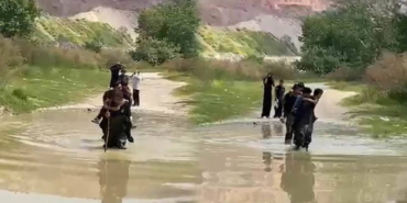 dere-kenarinda-mahsur-kalan-5-arkadasi-itfaiye-kurtardi-OdbIgMrM.jpg