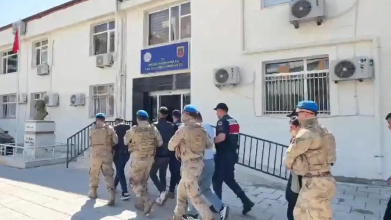 diyarbakir-ve-mersinde-216-kilo-uyusturucu-madde-ele-gecirildi-JWCXMO8b.jpg