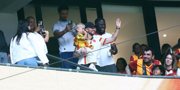 dries-mertens-ve-ailesi-sampiyonluk-icin-rams-parkta-D5Uqh17b.jpg