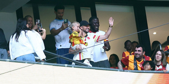 dries-mertens-ve-ailesi-sampiyonluk-icin-rams-parkta-D5Uqh17b.jpg