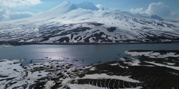 erciyeste-kar-erimeye-basladi-karavan-ve-cadirlar-su-altinda-kaldi-fHGYkUmk.jpg
