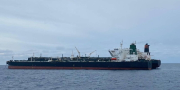 hurmuz-bogazinda-tansiyon-suruyor-abd-iran-bayrakli-petrol-tankerine-ates-acti-1Z2zzgZS.jpg