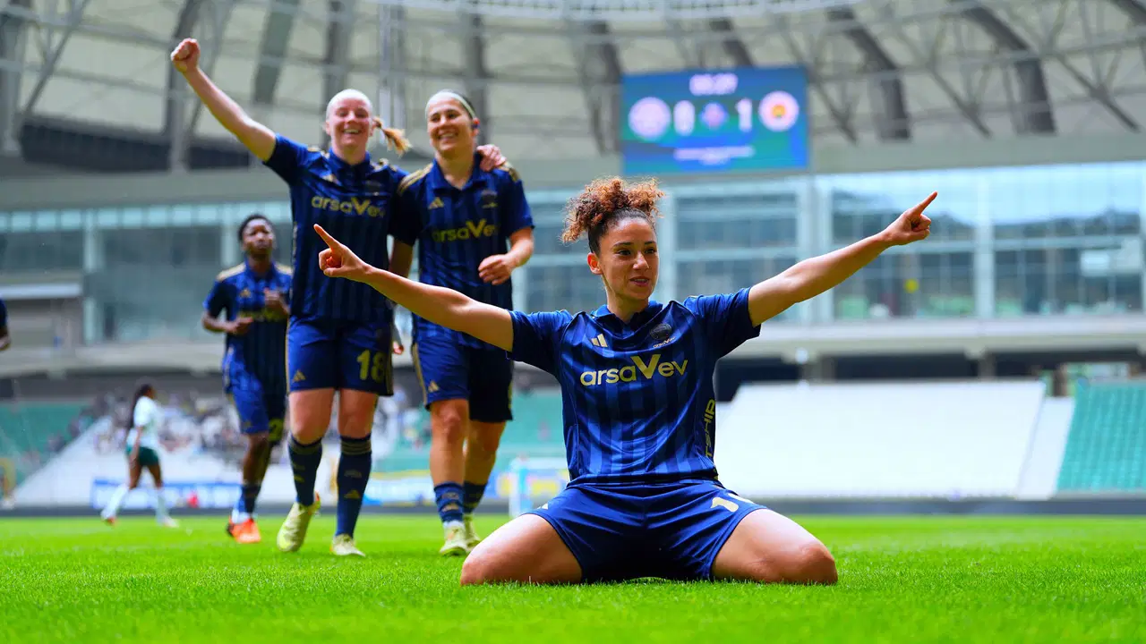 ilk-kez-mutlu-sona-ulasti-kadin-futbol-super-liginde-sampiyon-fenerbahce-4I2d1SRC.jpg