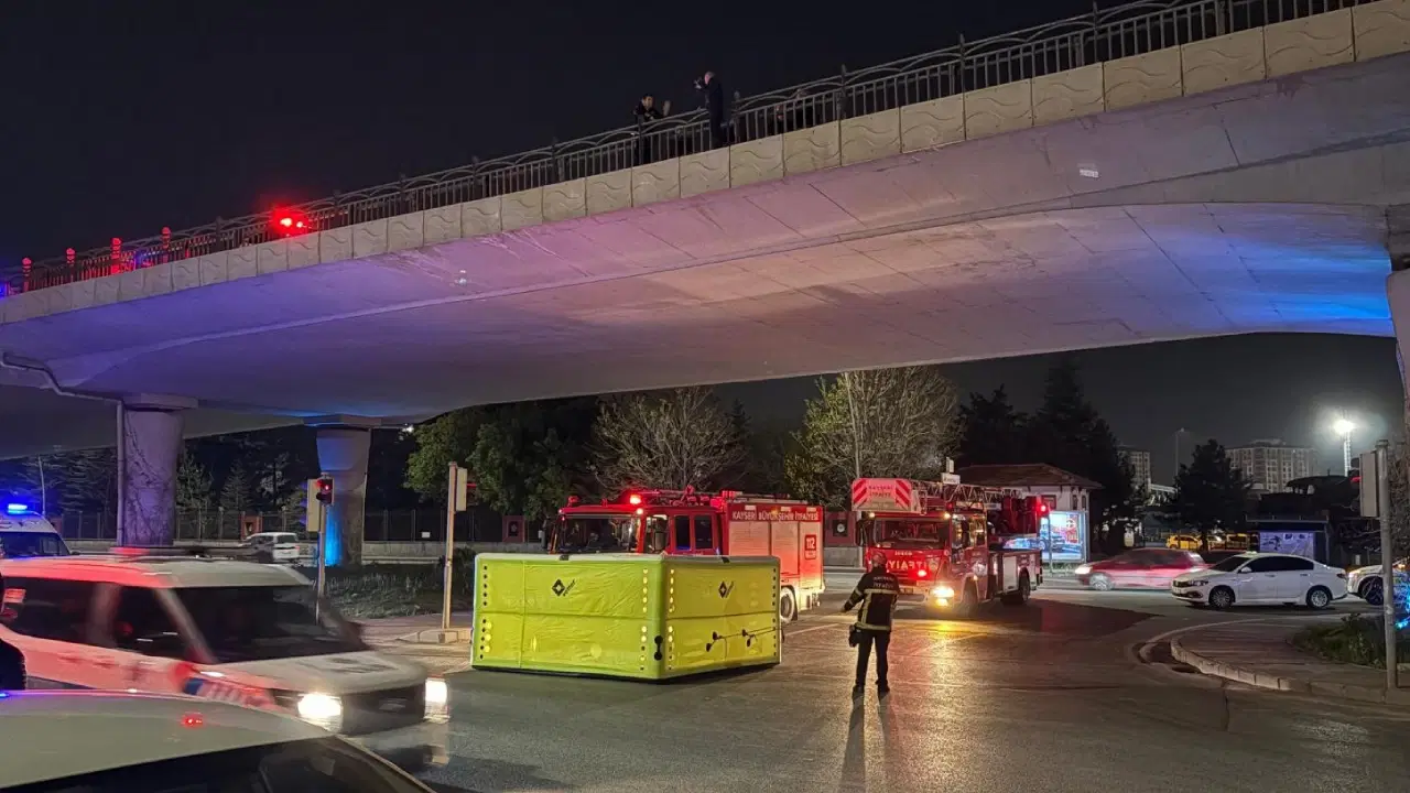 intihar-etmek-icin-kopruye-cikan-sahsi-polis-ikna-etti-OIDZKvZJ.jpg