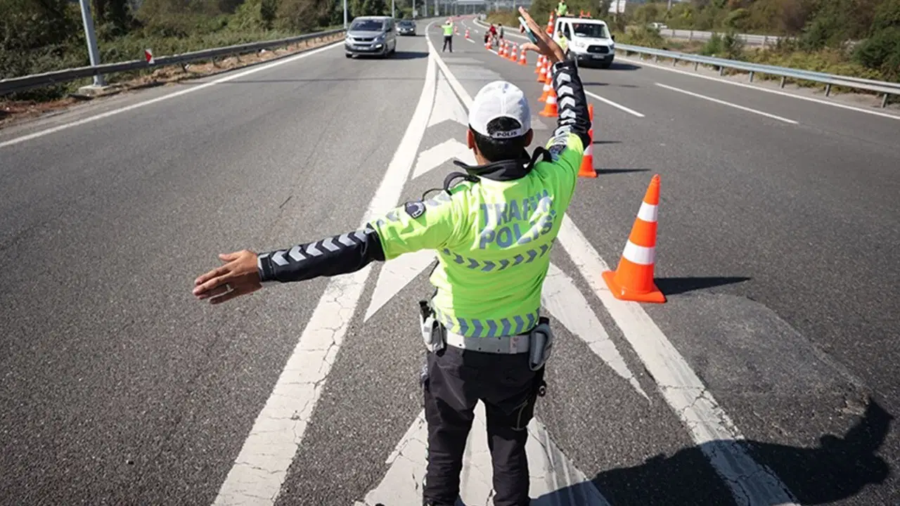 istanbulda-bazi-yollar-trafige-kapatildi-HTJMYdQT.jpg