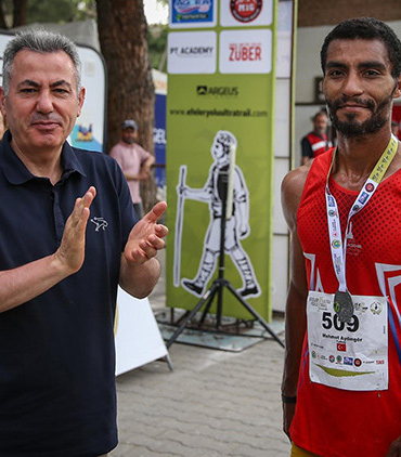izmir-valisi-elban-efeler-yolu-ultra-trail-kadim-tarihimiz-ile-doga-sporlarini-bir-araya-SfL5bgHd.jpg