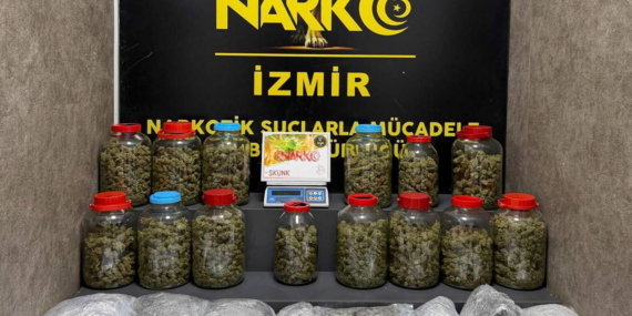 izmirde-gruplardan-uyusturucu-operasyonu-39-kilo-kokain-21-kilo-skunk-ele-gecirildi-7myOzlaC.jpg
