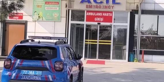 karsidan-karsiya-gecmek-isterken-otomobil-carpti-14-yasindaki-cocugun-durumu-agir-YwsYz2Oa.jpg