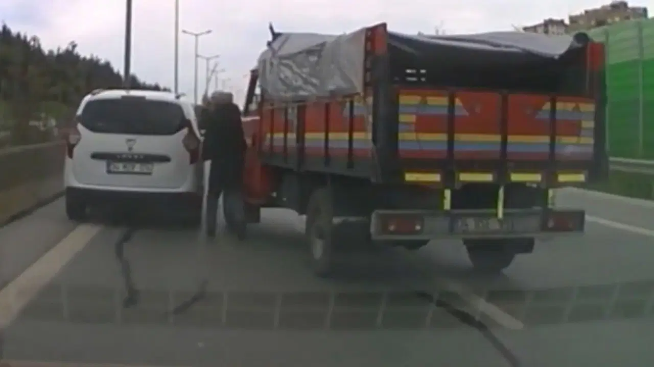 kartalda-trafikte-tartistigi-surucunun-aracina-saldiran-kamyon-soforune-180-bin-lira-ceza-NMpIXeHD.jpg