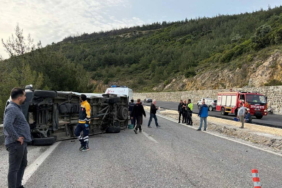 kusadasinda-otomobil-ile-minibus-carpisti-cok-sayida-yarali-var-ZYRJ1fzN.jpg