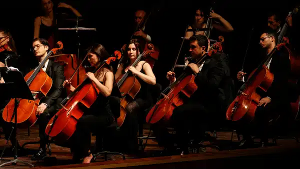 mersinde-carmina-burana-sahne-kantati-sanatseverlerle-bulustu-b5Fn79In.png