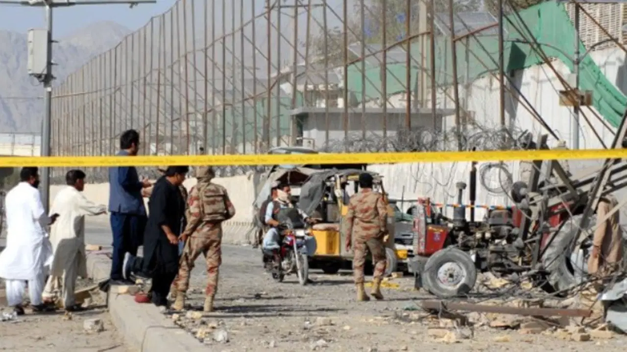 pakistanda-karakola-intihar-saldirisi-en-az-12-polis-oldu-5C7G2mh7.jpg