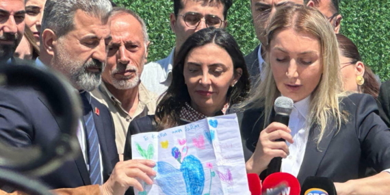 silivride-durusma-salonu-onunden-yargiclara-davet-ne-olur-bizi-adalete-inandirin-atwlHH87.jpg