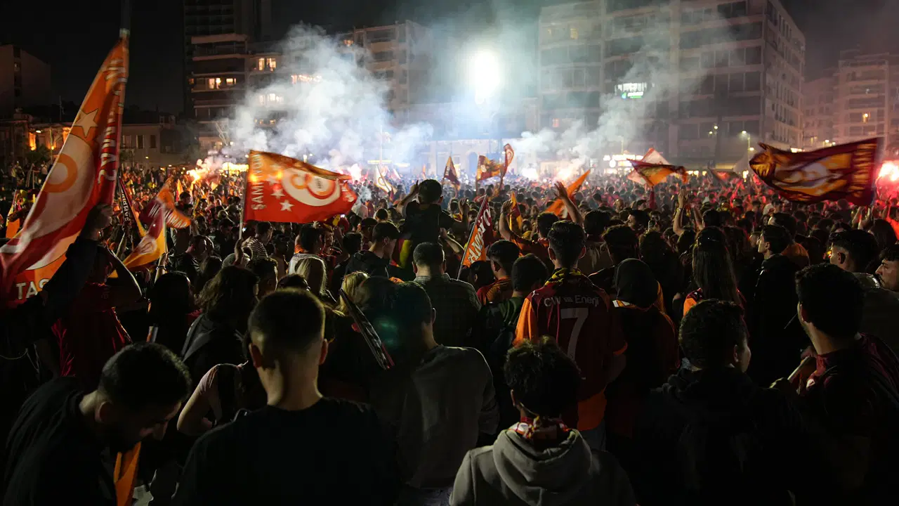 taraftarlar-meydanlara-akin-etti-galatasarayin-sampiyonlugu-istanbulda-coskuyla-kutlandi-xkAgYCwO.jpg