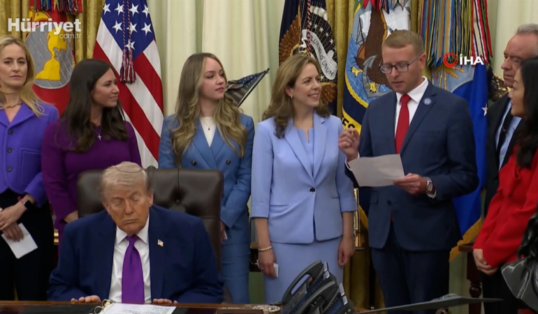 trump-oval-ofisteki-etkinlik-sirasinda-uyukladi-lhYvJMha.jpg