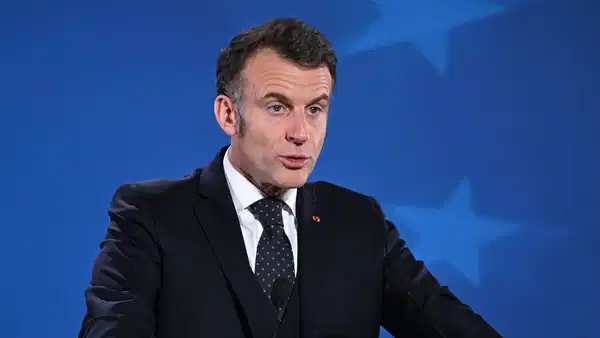 zirvede-tansiyon-yukseldi-macron-sahneye-yurudu-salonu-uyardi-rkeCcwVU.jpg
